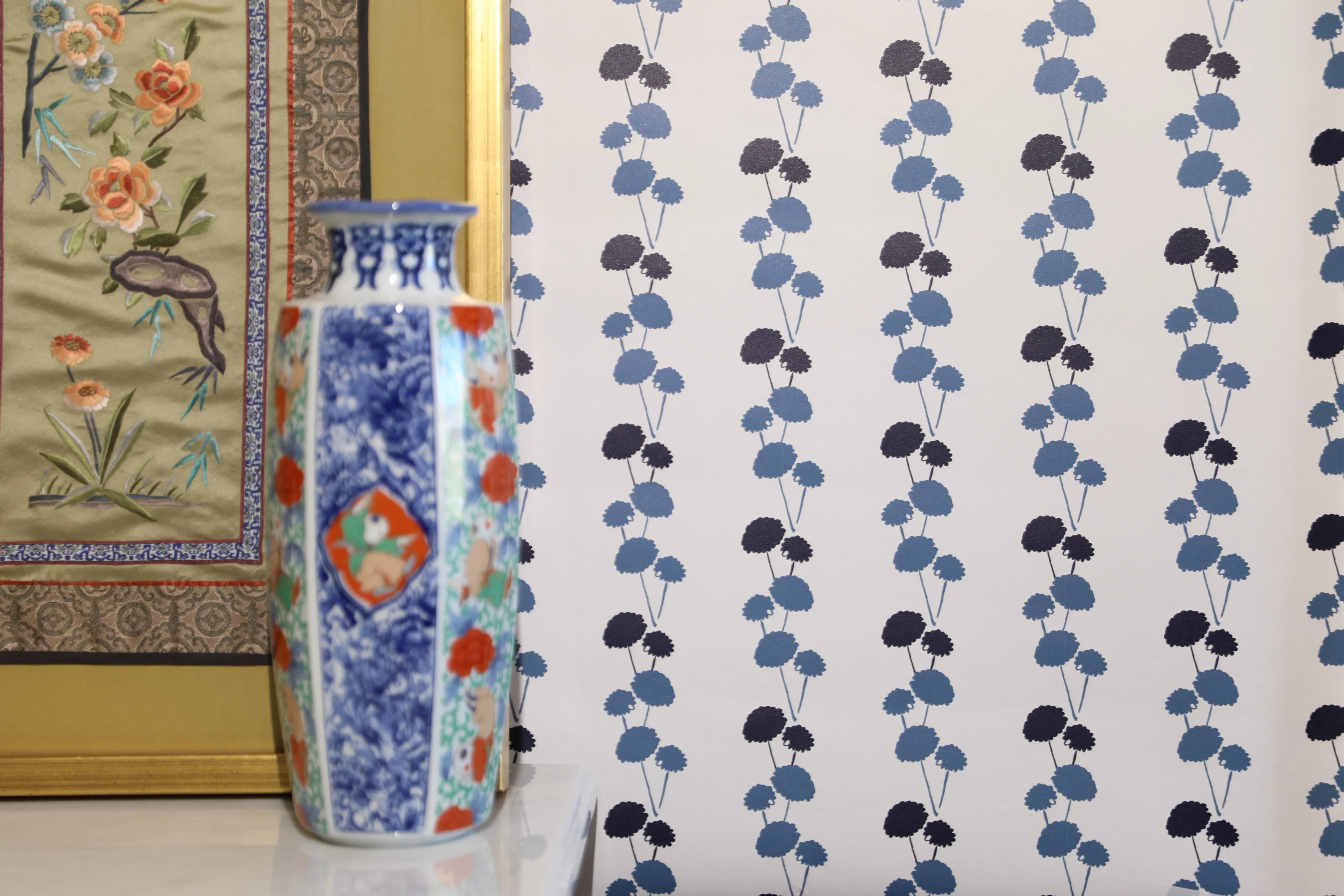 Luxury botanical and floral wallpaper featuring an elegant linear dahlia vine pattern inspired by English gardens, designed for modern traditional interiors, powder rooms, bedrooms, dining spaces, and layered luxury homes. Sustainably printed in England by Truett Designs.